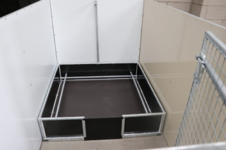 Whelping box in whelping pen black gloss finish